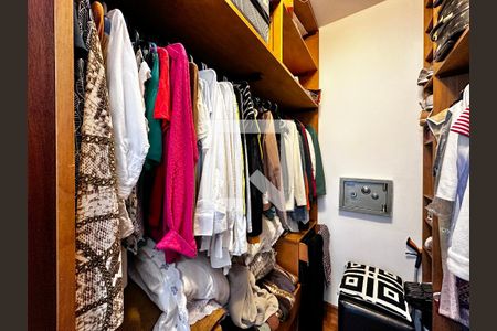Apartamento à venda com 180m², 3 quartos e 2 vagasCloset Suíte 2