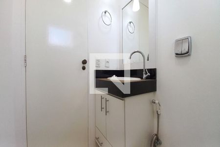 Banheiro de apartamento à venda com 1 quarto, 54m² em Cambuí, Campinas