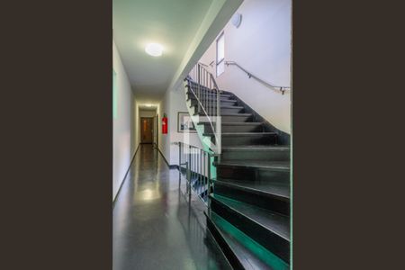 Apartamento à venda com 68m², 1 quarto e sem vaga Apartamento à venda com 68m², 1 quarto e sem vagaEscada