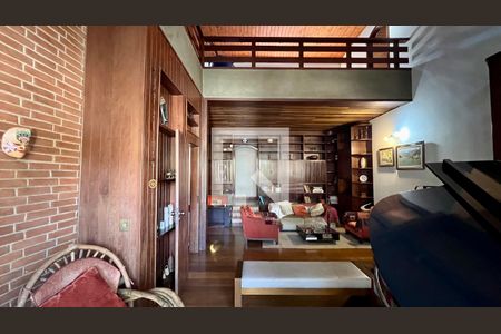 Casa à venda com 592m², 5 quartos e 3 vagas Casa à venda com 592m², 5 quartos e 3 vagasSala