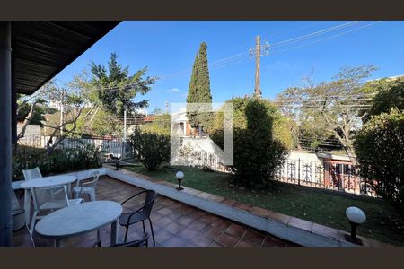 Casa à venda com 592m², 5 quartos e 3 vagas Casa à venda com 592m², 5 quartos e 3 vagasTerraço