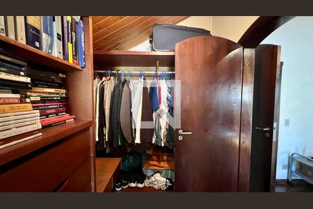 Casa à venda com 592m², 5 quartos e 3 vagas Casa à venda com 592m², 5 quartos e 3 vagasCloset da suíte 4