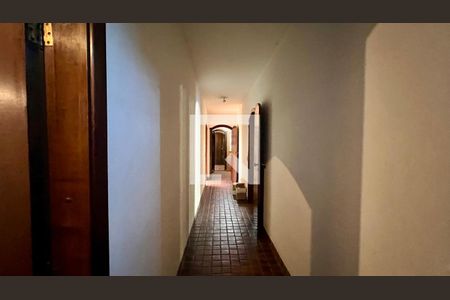 Casa à venda com 592m², 5 quartos e 3 vagas Casa à venda com 592m², 5 quartos e 3 vagasCorredor