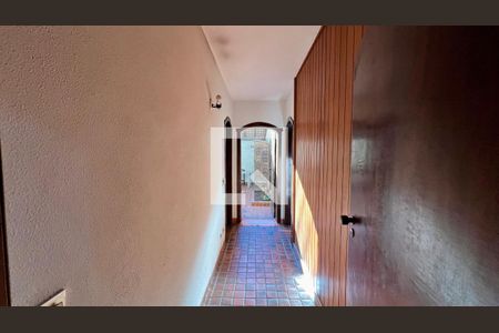 Casa à venda com 592m², 5 quartos e 3 vagas Casa à venda com 592m², 5 quartos e 3 vagasCorredor