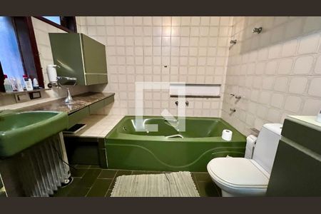 Casa à venda com 592m², 5 quartos e 3 vagas Casa à venda com 592m², 5 quartos e 3 vagasBanheiro da Suíte 1