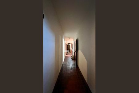 Casa à venda com 592m², 5 quartos e 3 vagas Casa à venda com 592m², 5 quartos e 3 vagasCorredor