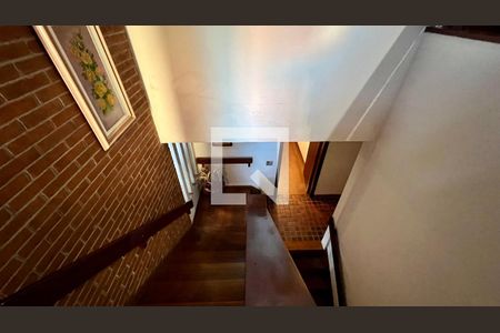 Casa à venda com 592m², 5 quartos e 3 vagas Casa à venda com 592m², 5 quartos e 3 vagasEscada