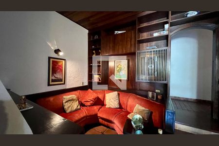 Casa à venda com 592m², 5 quartos e 3 vagas Casa à venda com 592m², 5 quartos e 3 vagasLareira