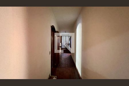 Casa à venda com 592m², 5 quartos e 3 vagas Casa à venda com 592m², 5 quartos e 3 vagasCorredor