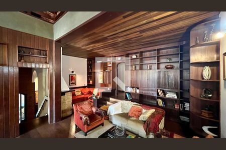 Casa à venda com 592m², 5 quartos e 3 vagas Casa à venda com 592m², 5 quartos e 3 vagasSala de estar