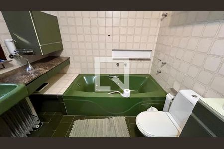 Casa à venda com 592m², 5 quartos e 3 vagas Casa à venda com 592m², 5 quartos e 3 vagasBanheiro da Suíte 1