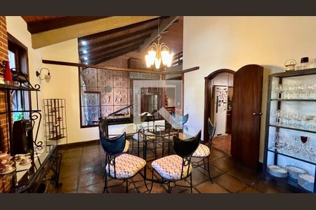 Casa à venda com 592m², 5 quartos e 3 vagas Casa à venda com 592m², 5 quartos e 3 vagasSala de Jantar