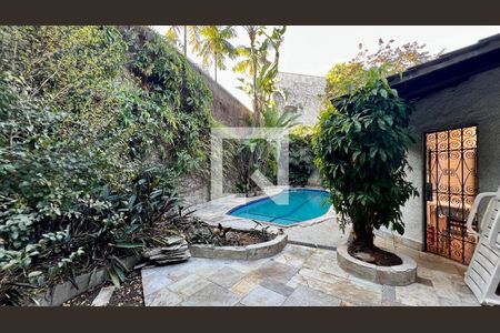 Casa à venda com 592m², 5 quartos e 3 vagas Casa à venda com 592m², 5 quartos e 3 vagasÁrea comum