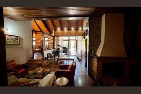 Casa à venda com 592m², 5 quartos e 3 vagas Casa à venda com 592m², 5 quartos e 3 vagasSala de estar