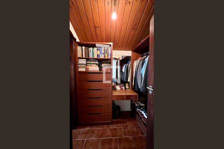 Casa à venda com 592m², 5 quartos e 3 vagas Casa à venda com 592m², 5 quartos e 3 vagasCloset da suíte 4