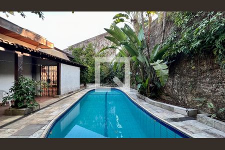 Casa à venda com 592m², 5 quartos e 3 vagas Casa à venda com 592m², 5 quartos e 3 vagasPiscina