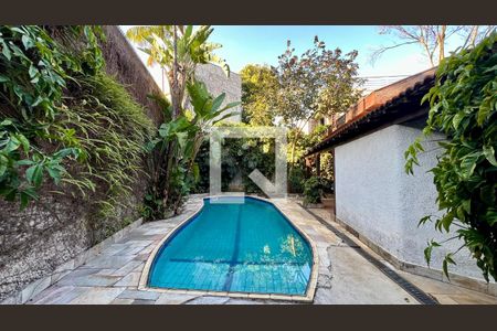 Casa à venda com 592m², 5 quartos e 3 vagas Casa à venda com 592m², 5 quartos e 3 vagasPiscina