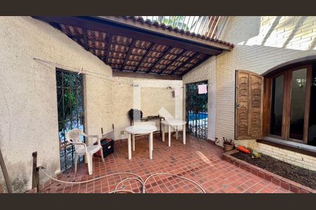 Casa à venda com 592m², 5 quartos e 3 vagas Casa à venda com 592m², 5 quartos e 3 vagasÁrea comum