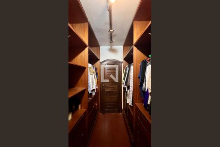 Casa à venda com 592m², 5 quartos e 3 vagas Casa à venda com 592m², 5 quartos e 3 vagasCloset da suíte 1