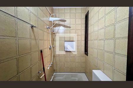 Casa à venda com 592m², 5 quartos e 3 vagas Casa à venda com 592m², 5 quartos e 3 vagasBanheiro da Suíte 2