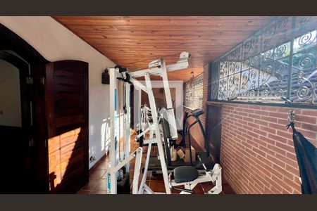 Casa à venda com 592m², 5 quartos e 3 vagas Casa à venda com 592m², 5 quartos e 3 vagasAcademia