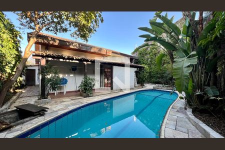 Casa à venda com 592m², 5 quartos e 3 vagas Casa à venda com 592m², 5 quartos e 3 vagasPiscina