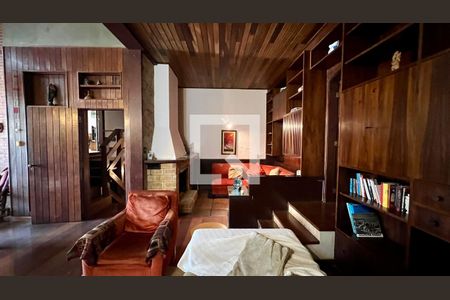 Casa à venda com 592m², 5 quartos e 3 vagas Casa à venda com 592m², 5 quartos e 3 vagasSala de estar