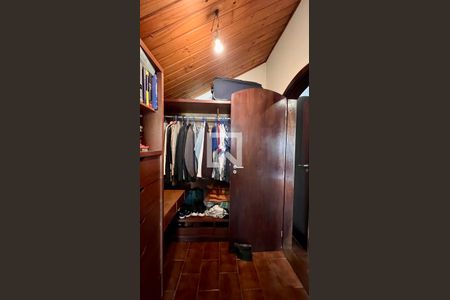 Casa à venda com 592m², 5 quartos e 3 vagas Casa à venda com 592m², 5 quartos e 3 vagasCloset da suíte 4