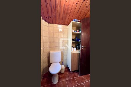 Casa à venda com 592m², 5 quartos e 3 vagas Casa à venda com 592m², 5 quartos e 3 vagasBanheiro da Suíte 4