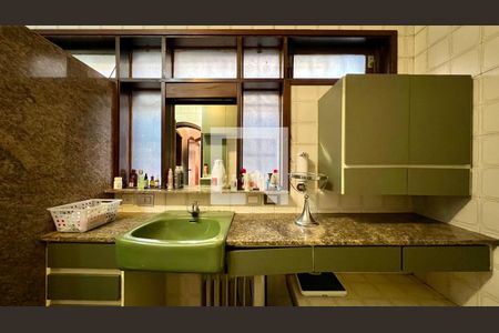 Casa à venda com 592m², 5 quartos e 3 vagas Casa à venda com 592m², 5 quartos e 3 vagasBanheiro da Suíte 1