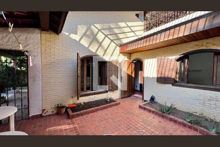 Casa à venda com 592m², 5 quartos e 3 vagas Casa à venda com 592m², 5 quartos e 3 vagasÁrea comum