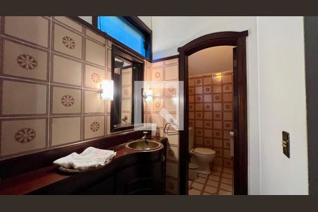 Casa à venda com 592m², 5 quartos e 3 vagas Casa à venda com 592m², 5 quartos e 3 vagasLavabo