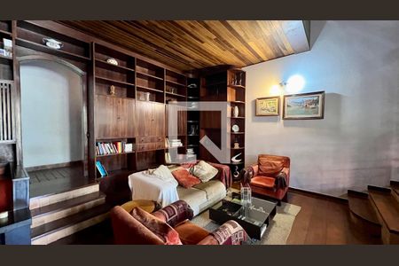 Casa à venda com 592m², 5 quartos e 3 vagas Casa à venda com 592m², 5 quartos e 3 vagasSala de estar