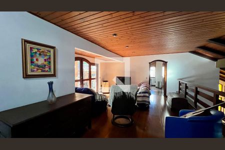 Casa à venda com 592m², 5 quartos e 3 vagas Casa à venda com 592m², 5 quartos e 3 vagasSala de TV