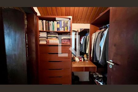 Casa à venda com 592m², 5 quartos e 3 vagas Casa à venda com 592m², 5 quartos e 3 vagasCloset da suíte 4