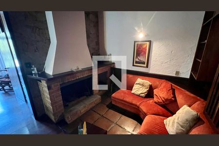 Casa à venda com 592m², 5 quartos e 3 vagas Casa à venda com 592m², 5 quartos e 3 vagasLareira