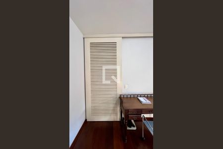 Casa à venda com 592m², 5 quartos e 3 vagas Casa à venda com 592m², 5 quartos e 3 vagasClo