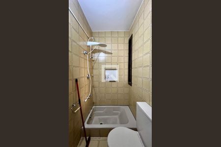 Casa à venda com 592m², 5 quartos e 3 vagas Casa à venda com 592m², 5 quartos e 3 vagasBanheiro da Suíte 2