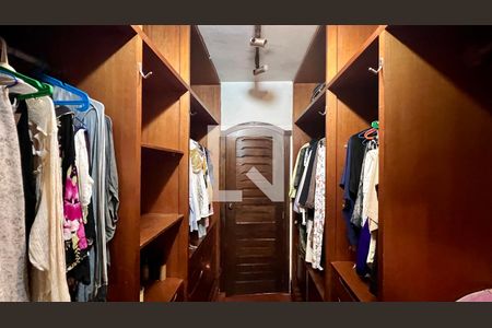 Casa à venda com 592m², 5 quartos e 3 vagas Casa à venda com 592m², 5 quartos e 3 vagasCloset da suíte 1