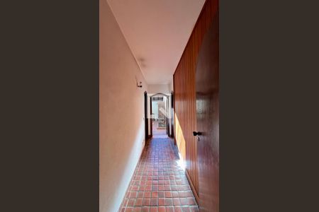 Casa à venda com 592m², 5 quartos e 3 vagas Casa à venda com 592m², 5 quartos e 3 vagasCorredor