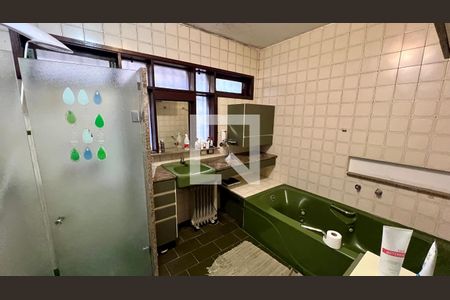 Casa à venda com 592m², 5 quartos e 3 vagas Casa à venda com 592m², 5 quartos e 3 vagasBanheiro da Suíte 1