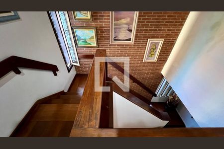 Casa à venda com 592m², 5 quartos e 3 vagas Casa à venda com 592m², 5 quartos e 3 vagasEscada