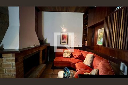 Casa à venda com 592m², 5 quartos e 3 vagas Casa à venda com 592m², 5 quartos e 3 vagasLareira