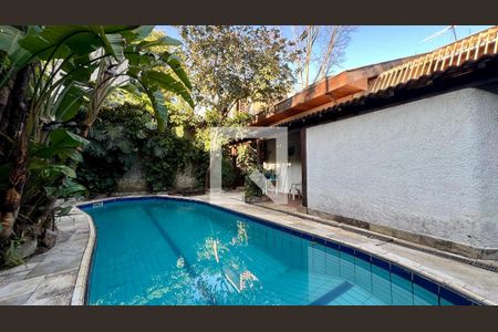 Casa à venda com 592m², 5 quartos e 3 vagas Casa à venda com 592m², 5 quartos e 3 vagasPiscina