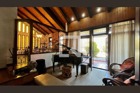 Casa à venda com 592m², 5 quartos e 3 vagas Casa à venda com 592m², 5 quartos e 3 vagasSala