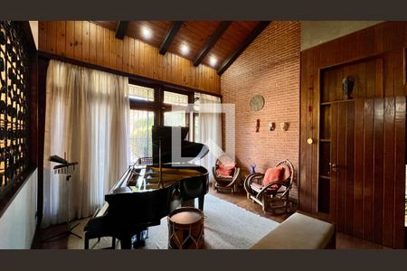 Casa à venda com 592m², 5 quartos e 3 vagas Casa à venda com 592m², 5 quartos e 3 vagasSala