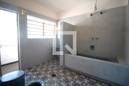 Casa à venda com 260m², 4 quartos e 5 vagasBanheiro da Suíte 1