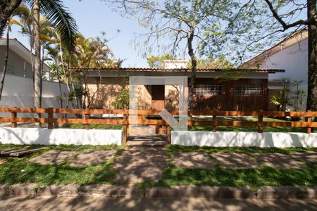 Casa à venda com 260m², 4 quartos e 5 vagasFachada