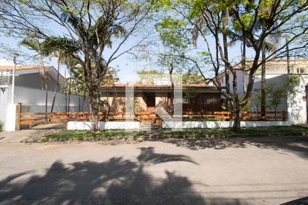 Casa à venda com 260m², 4 quartos e 5 vagasFachada