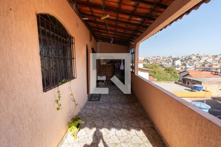 Casa à venda com 330m², 6 quartos e 2 vagas Casa à venda com 330m², 6 quartos e 2 vagasTerraço